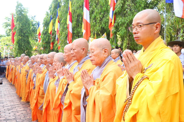 Người dân hân hoan chào mừng Đại lễ  Phật đản - Ảnh 2.