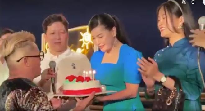 cat-phuong-vua-khoc-vua-cuoi-mung-sinh-nhat-cung-hoi-ban-than-228-nam-nua-la-ngay-toi-mac-ao-cuoi22-2-ngoisaovn-w2032-h1105 7