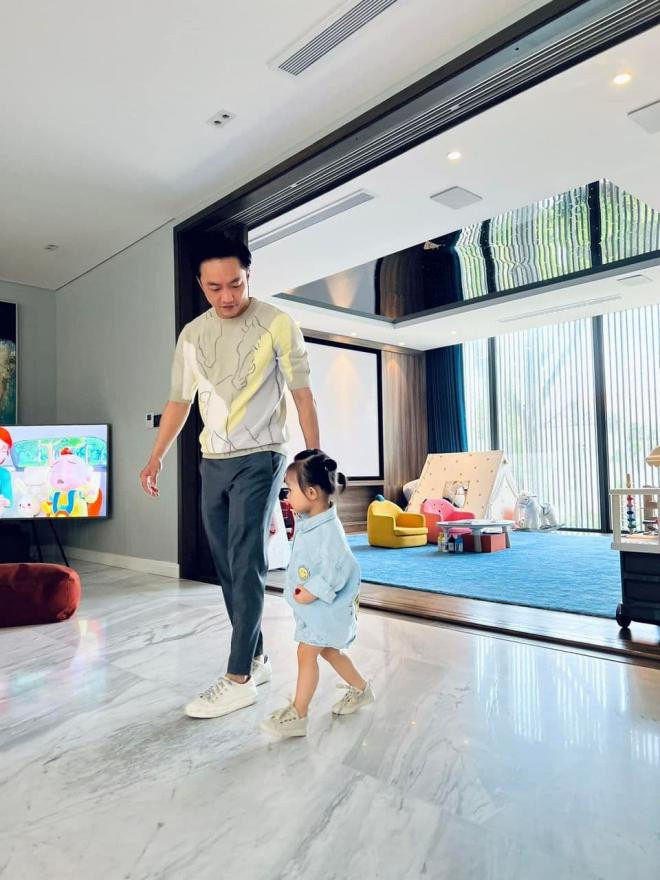 cuong-do-la-khoe-anh-chu-nhat-binh-yen-ben-ai-nu-bieu-cam-cua-suchin-the-nao-ma-ai-cung-me-khi-duoc-bo-hon-1-ngoisaovn-w960-h1280 5