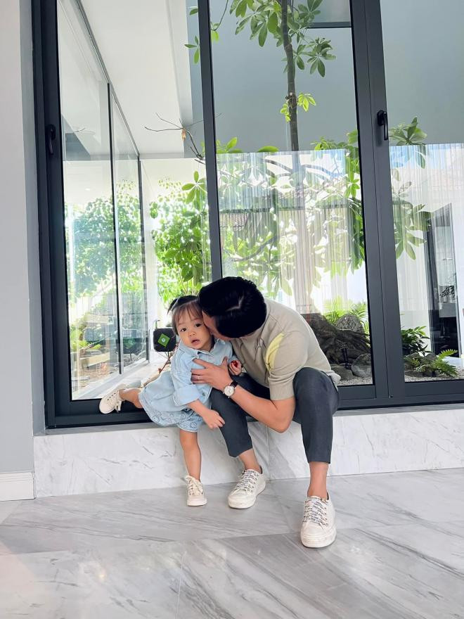 cuong-do-la-khoe-anh-chu-nhat-binh-yen-ben-ai-nu-bieu-cam-cua-suchin-the-nao-ma-ai-cung-me-khi-duoc-bo-hon-2-ngoisaovn-w1536-h2048 3