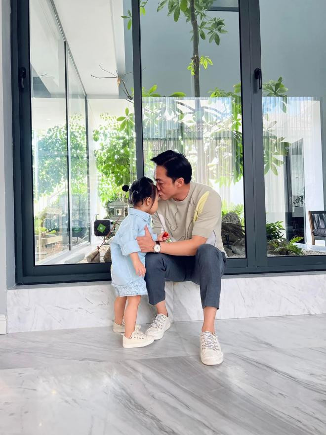 cuong-do-la-khoe-anh-chu-nhat-binh-yen-ben-ai-nu-bieu-cam-cua-suchin-the-nao-ma-ai-cung-me-khi-duoc-bo-hon-3-ngoisaovn-w1536-h2048 2