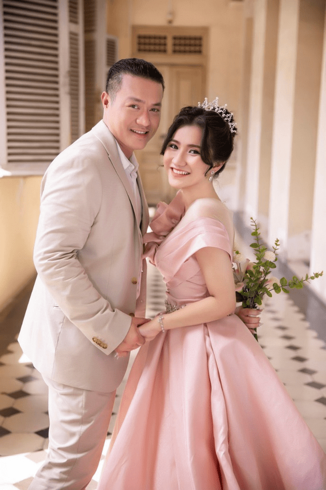 anh-cuoi-minh-chanh-va-vo-165 (1).png 0