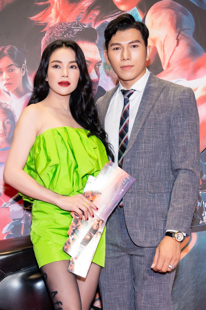 Người mẫu Ngọc Tình (phải) - đóng vai phụ trong phim - và ca sĩ Trà Ngọc Hằng.
