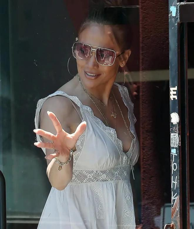 Jennifer Lopez  2
