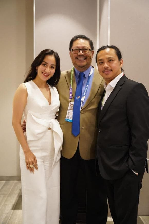 khanh-thi-khong-ngai-ngan-dang-anh-om-chat-tinh-cu-chi-anh-nhung-vi-sao-phan-hien-khong-ghen-ma-lai-tran-trong-1-ngoisaovn-w580-h870 2