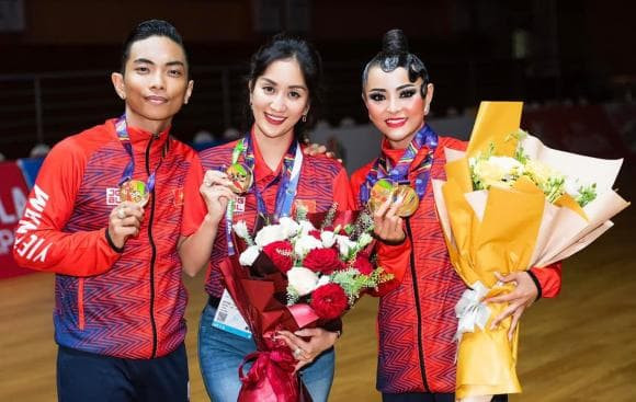 khanh-thi-khong-ngai-ngan-dang-anh-om-chat-tinh-cu-chi-anh-nhung-vi-sao-phan-hien-khong-ghen-ma-lai-tran-trong-2-ngoisaovn-w580-h367 1