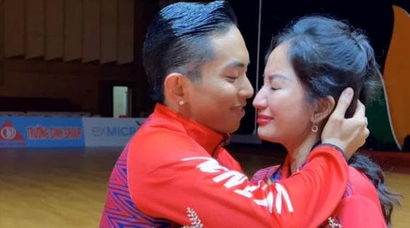 khanh-thi-khong-ngai-ngan-dang-anh-om-chat-tinh-cu-chi-anh-nhung-vi-sao-phan-hien-khong-ghen-ma-lai-tran-trong-3-ngoisaovn-w580-h323 0
