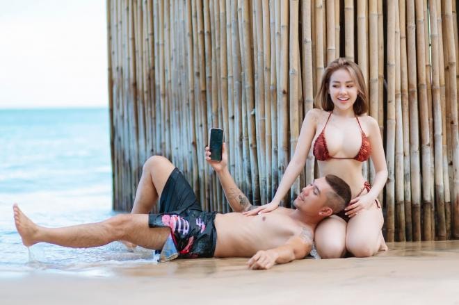 ngan-98-dien-bikini-be-teo-tao-dang-soc-ben-luong-bang-quang-3-ngoisaovn-w2048-h1364 5