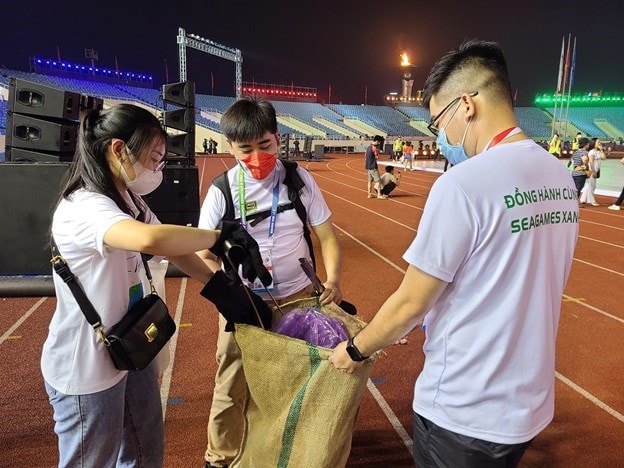 Các tình nguyện viên thu dọn rác tại khu vực thi đấu SEA Games 31.