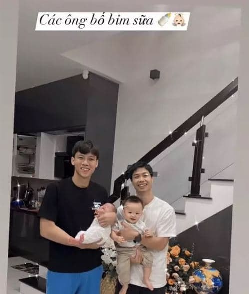 Công Phượng lộ mặt con  0