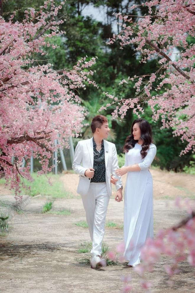 Ca sĩ Long Nhật và bà xã xinh đẹp tình tứ như cặp đôi mới yêu trong bộ ảnh kỷ niệm 23 năm ngày cưới 14