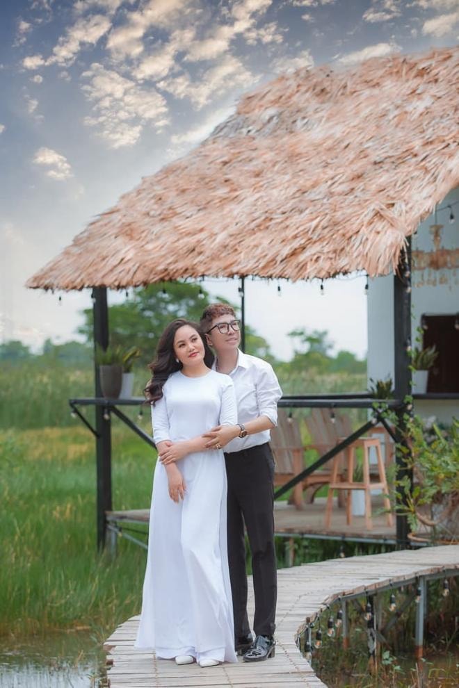 Ca sĩ Long Nhật và bà xã xinh đẹp tình tứ như cặp đôi mới yêu trong bộ ảnh kỷ niệm 23 năm ngày cưới 4