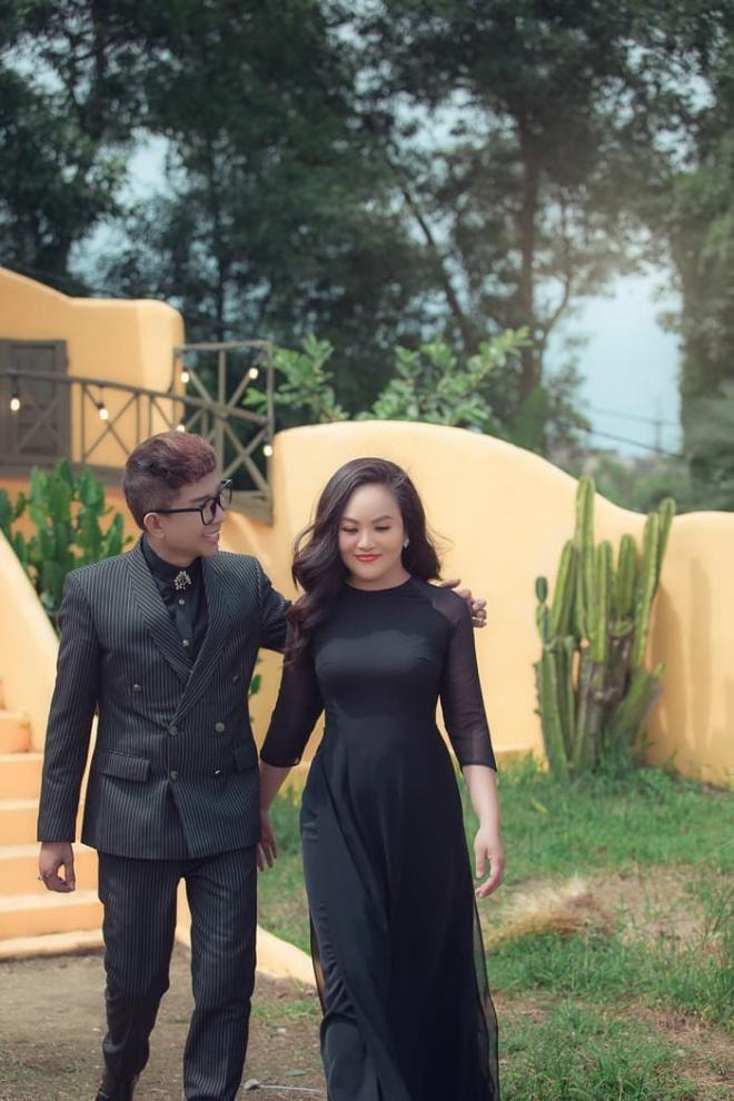 Ca sĩ Long Nhật và bà xã xinh đẹp tình tứ như cặp đôi mới yêu trong bộ ảnh kỷ niệm 23 năm ngày cưới 0