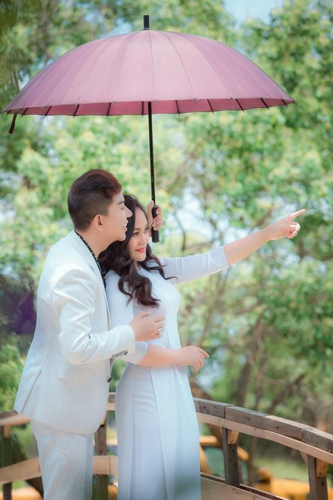 Ca sĩ Long Nhật và bà xã xinh đẹp tình tứ như cặp đôi mới yêu trong bộ ảnh kỷ niệm 23 năm ngày cưới 12