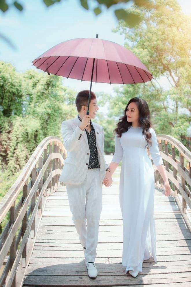 Ca sĩ Long Nhật và bà xã xinh đẹp tình tứ như cặp đôi mới yêu trong bộ ảnh kỷ niệm 23 năm ngày cưới 11