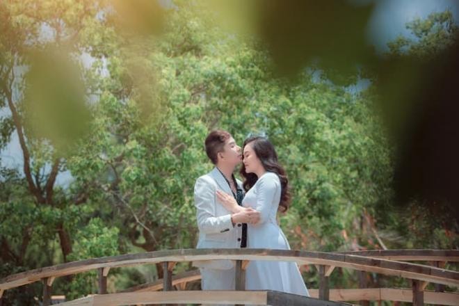 Ca sĩ Long Nhật và bà xã xinh đẹp tình tứ như cặp đôi mới yêu trong bộ ảnh kỷ niệm 23 năm ngày cưới 10