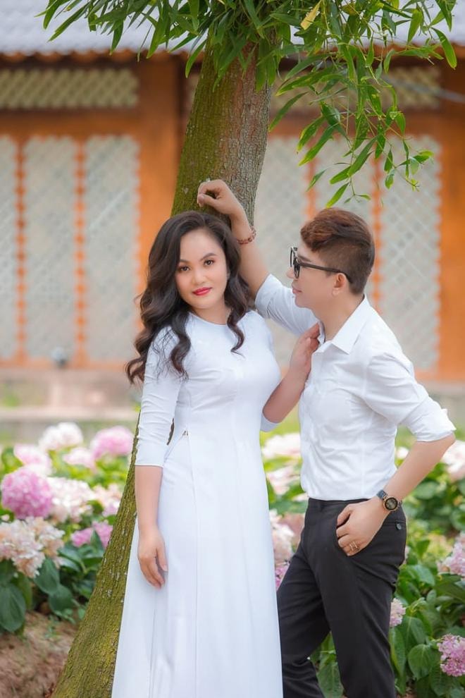 Ca sĩ Long Nhật và bà xã xinh đẹp tình tứ như cặp đôi mới yêu trong bộ ảnh kỷ niệm 23 năm ngày cưới 8