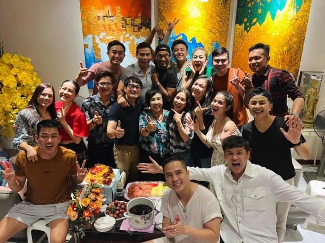 dan-sao-viet-mung-sinh-nhat-nsnd-le-thuy-dung-mao-co-dao-dinh-dam-cua-san-khau-cai-luong-o-tuoi-74-gay-chu-y-12-ngoisaovn-w960-h720 6