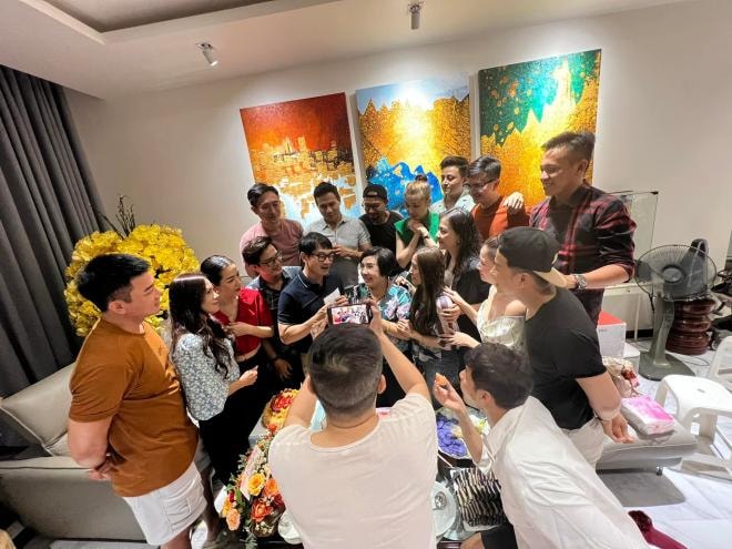 dan-sao-viet-mung-sinh-nhat-nsnd-le-thuy-dung-mao-co-dao-dinh-dam-cua-san-khau-cai-luong-o-tuoi-74-gay-chu-y-9-ngoisaovn-w2048-h1536 4