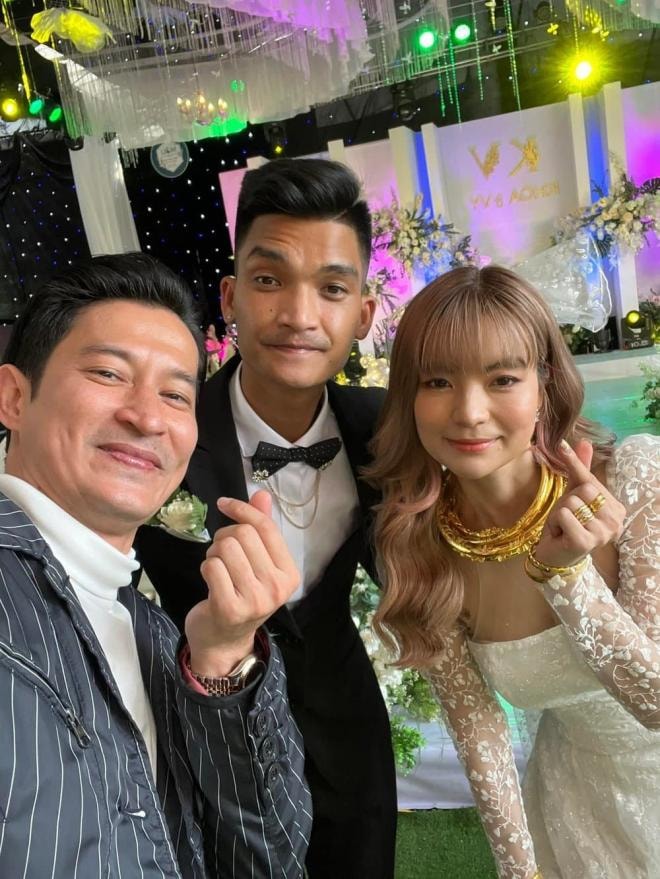 phan-ung-cua-mac-van-khoa-sau-khi-dang-ki-ket-hon-cung-vo-dep-22mot-cam-giac-sung-suong-va-cung-la-cam-giac-hoi-lo22-4-ngoisaovn-w1000-h1333 2