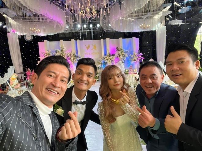 phan-ung-cua-mac-van-khoa-sau-khi-dang-ki-ket-hon-cung-vo-dep-22mot-cam-giac-sung-suong-va-cung-la-cam-giac-hoi-lo22-5-ngoisaovn-w1000-h750 1