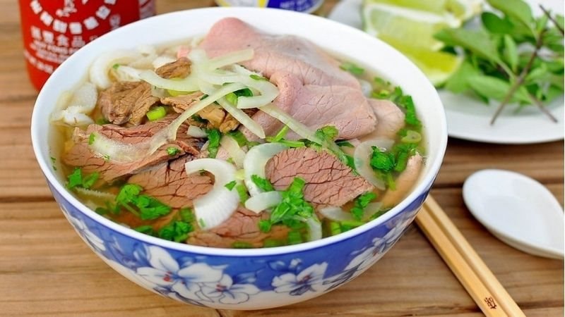 cach-nau-pho-bo-tai-nha-bang-xuong-heo-cho-nguoi-ban-ron-202201200943274821.jpg