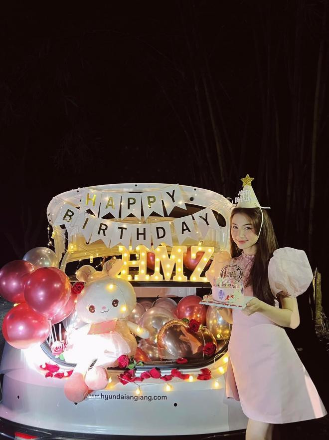 hoa-minzy-duoc-fan-to-chuc-sinh-nhat-som-tai-can-tho-nhan-sac-ba-me-mot-con-gay-thuong-nho-2-ngoisaovn-w1534-h2048 18