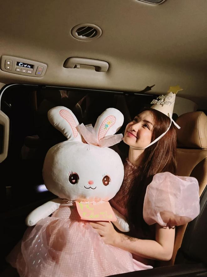 hoa-minzy-duoc-fan-to-chuc-sinh-nhat-som-tai-can-tho-nhan-sac-ba-me-mot-con-gay-thuong-nho-6-ngoisaovn-w1536-h2048 14