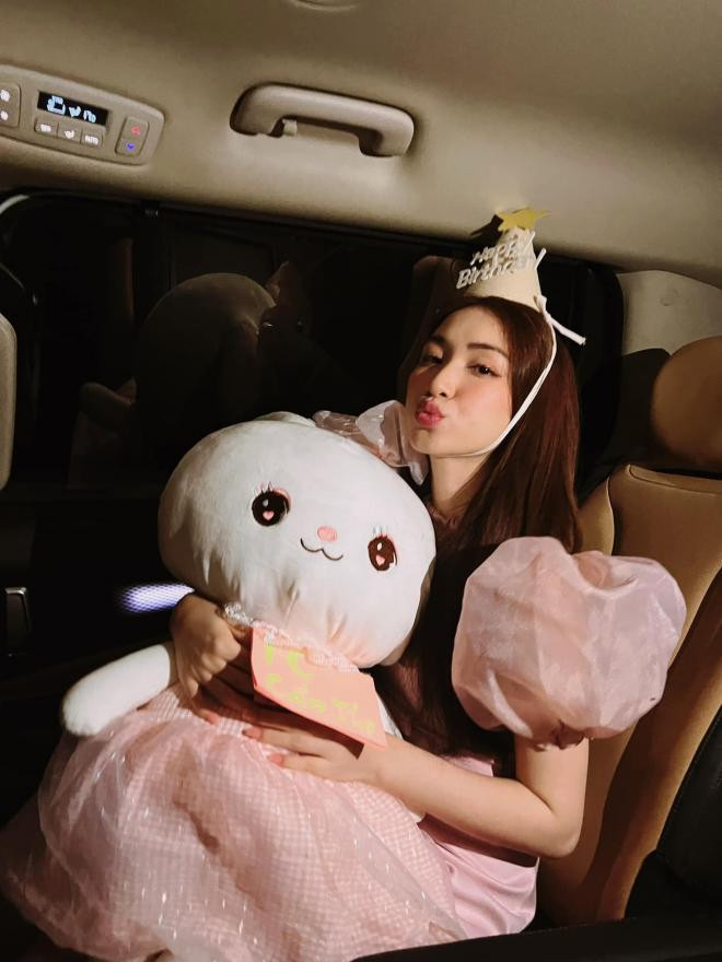 hoa-minzy-duoc-fan-to-chuc-sinh-nhat-som-tai-can-tho-nhan-sac-ba-me-mot-con-gay-thuong-nho-7-ngoisaovn-w1536-h2048 13