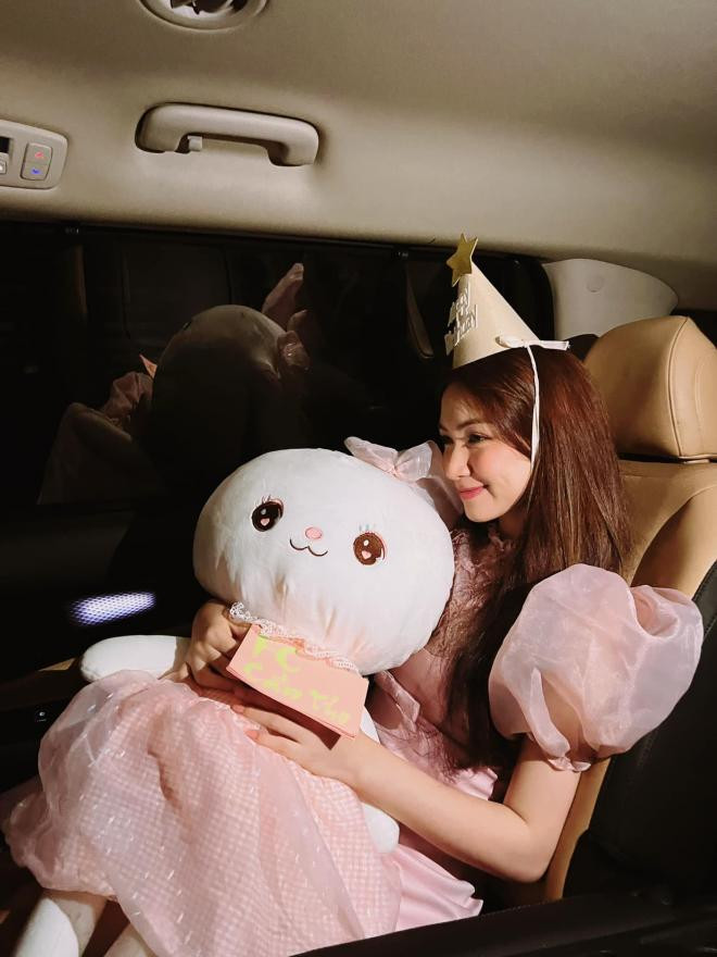 hoa-minzy-duoc-fan-to-chuc-sinh-nhat-som-tai-can-tho-nhan-sac-ba-me-mot-con-gay-thuong-nho-8-ngoisaovn-w1536-h2048 12