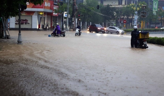 Mưa lớn, nhiều tuyến phố tại Vĩnh Phúc ngập nặng - Ảnh 2.