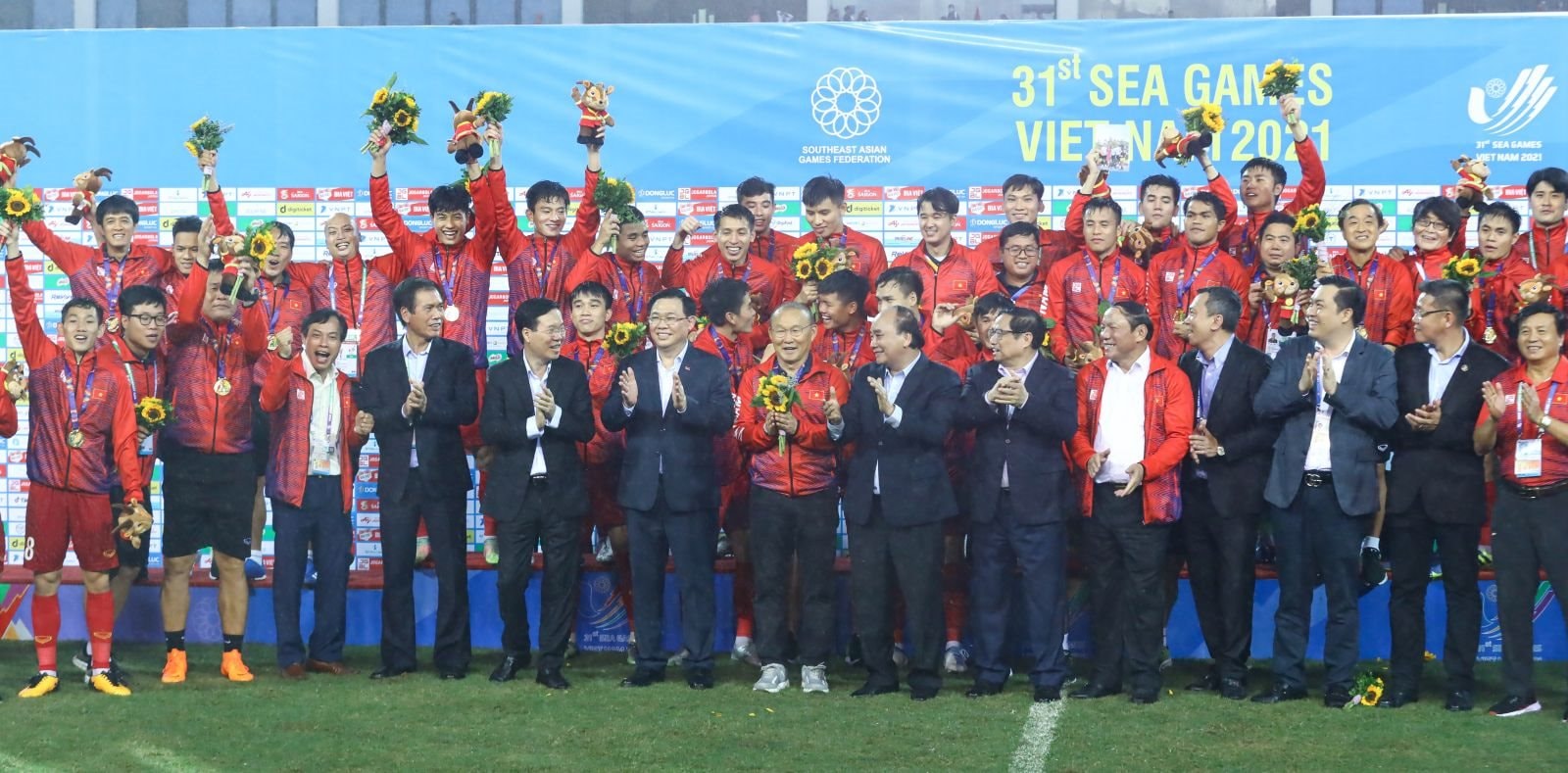 lanh-dao-dang-nha-nuoc-chuc-mung-doi-tuyen-bong-da-viet-nam-vo-dich-sea-games.jpg