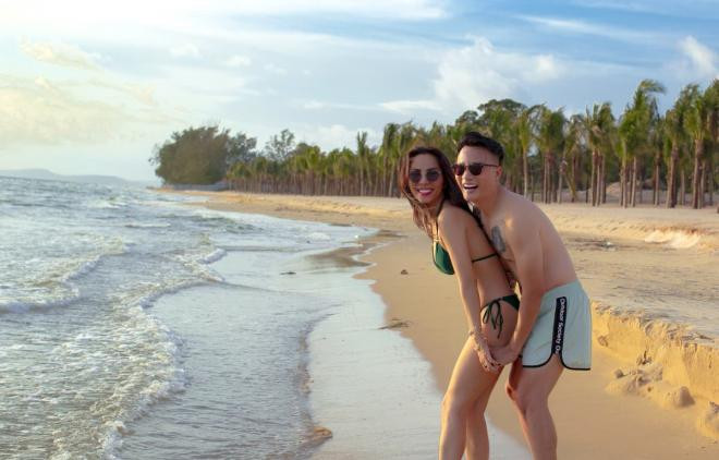 Hoàng Bách bikini 4