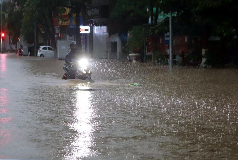 Vĩnh Phúc: Đường biến thành sông, dân cất vó bắt cá giữa phố - 9