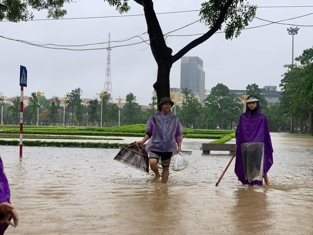 Vĩnh Phúc: Đường biến thành sông, dân cất vó bắt cá giữa phố - 7