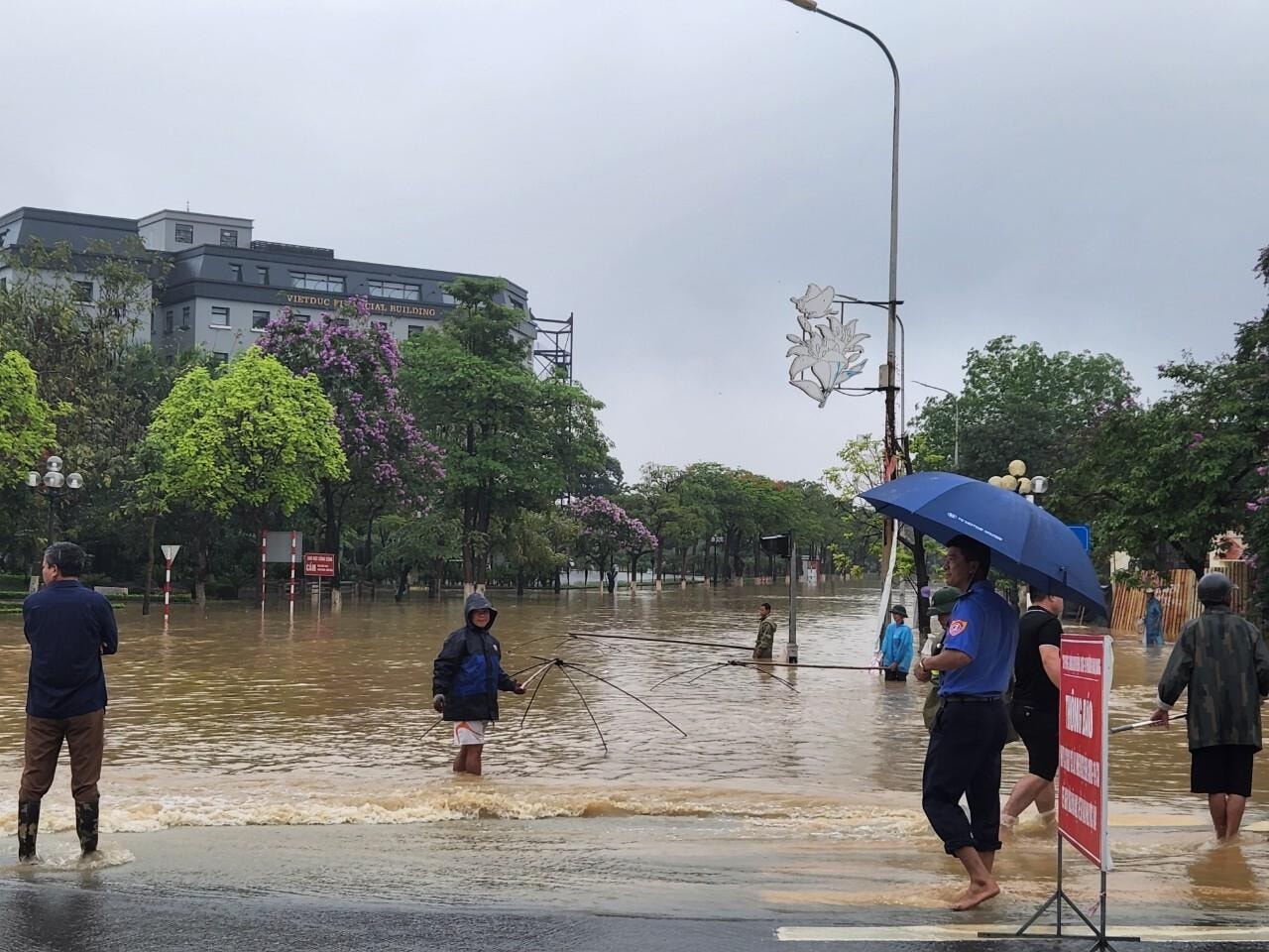 Vĩnh Phúc: Đường biến thành sông, dân cất vó bắt cá giữa phố - 2