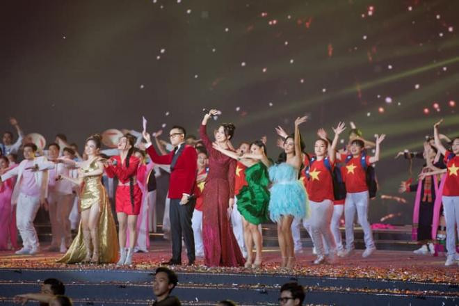 Á hậu Thụy Vân đón tuổi mới ngay sau khi hoàn thành dẫn dắt Lễ bế mạc SEAGames 31 3