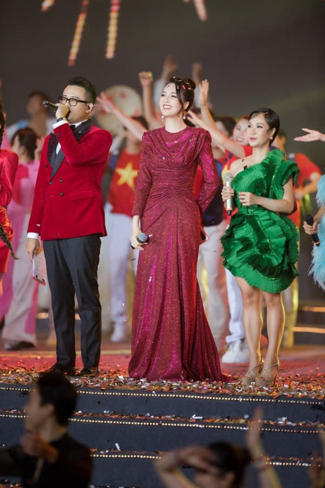 Á hậu Thụy Vân đón tuổi mới ngay sau khi hoàn thành dẫn dắt Lễ bế mạc SEAGames 31 11