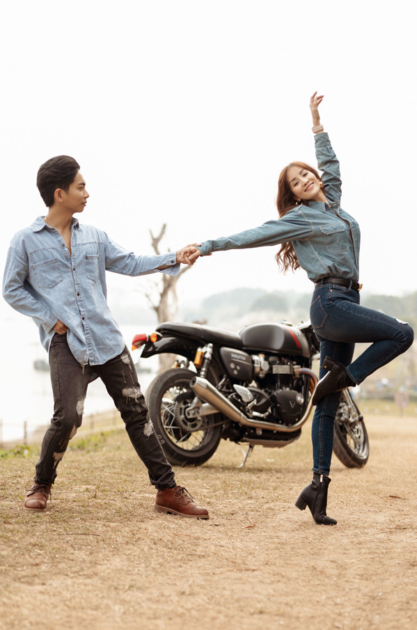 Phan Hiển chạy xe mô tô chở vợ dạo dọc bờ sông Hồng. Cả hai diện trang phục jeans năng động, không ngần ngại thể hiện tình cảm trước ống kính.
