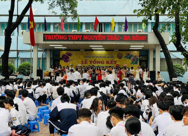 Vợ cố nhạc sĩ Trần Lập dự lễ tốt nghiệp cấp 3 của con trai, cậu bé ngày nào nay đã trưởng thành thật rồi! 4