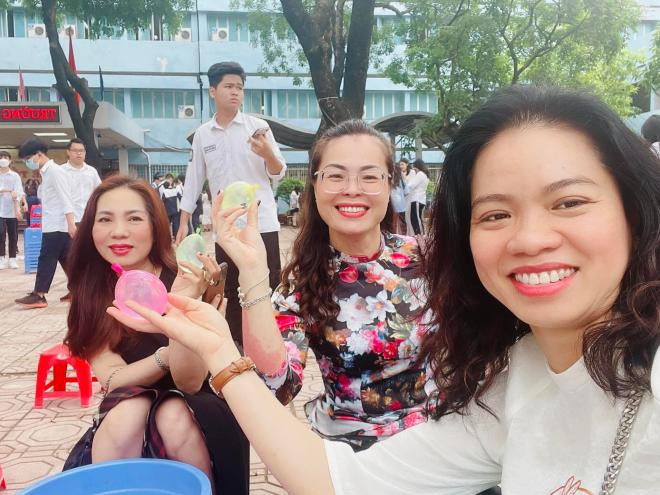 Vợ cố nhạc sĩ Trần Lập dự lễ tốt nghiệp cấp 3 của con trai, cậu bé ngày nào nay đã trưởng thành thật rồi! 3