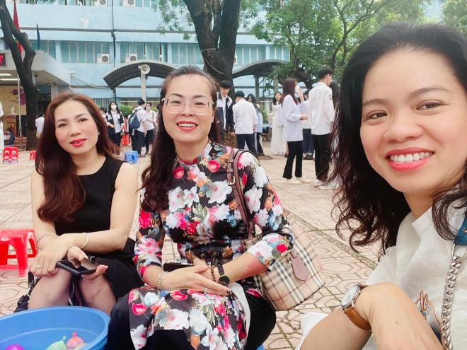 Vợ cố nhạc sĩ Trần Lập dự lễ tốt nghiệp cấp 3 của con trai, cậu bé ngày nào nay đã trưởng thành thật rồi! 2