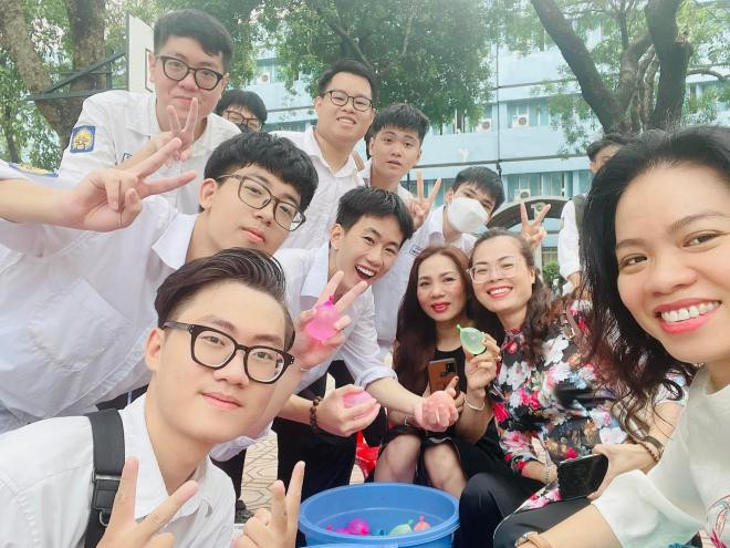 Vợ cố nhạc sĩ Trần Lập dự lễ tốt nghiệp cấp 3 của con trai, cậu bé ngày nào nay đã trưởng thành thật rồi! 1