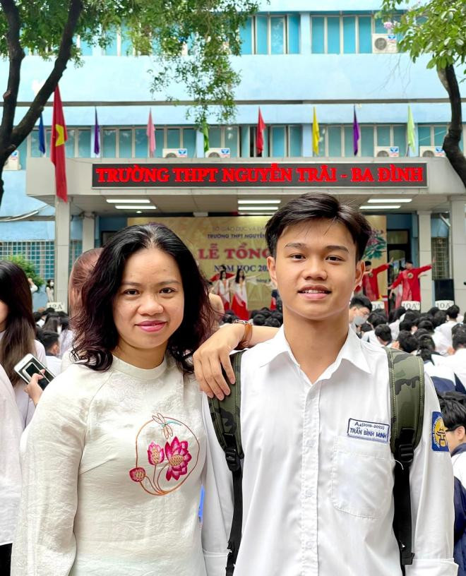 Vợ cố nhạc sĩ Trần Lập dự lễ tốt nghiệp cấp 3 của con trai, cậu bé ngày nào nay đã trưởng thành thật rồi! 0