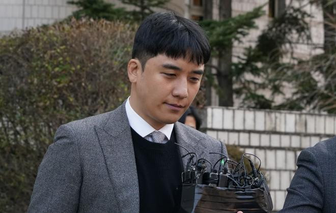 Seungri (Big Bang) với 9 tội danh vẫn được giảm án từ 3 năm còn 1 năm 6 tháng tù giam khiến dư luận bức xúc 1
