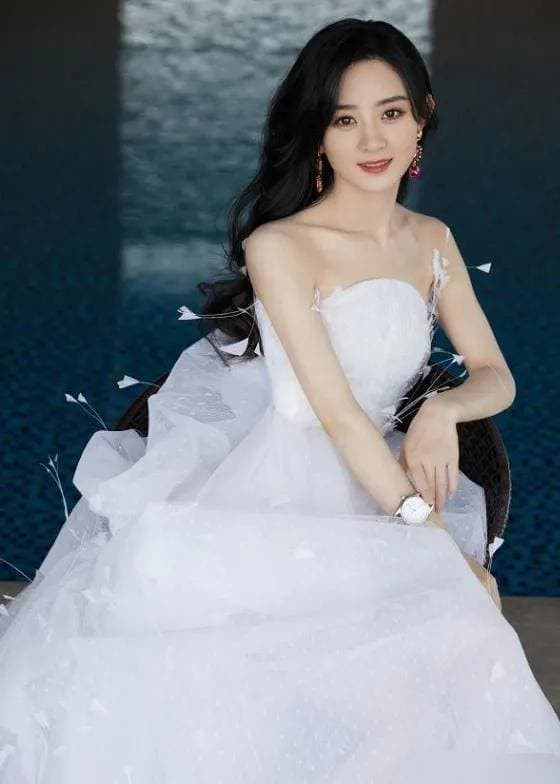 Đôi bông tai của Triệu Lệ Dĩnh bị rơi trước ống kính, phản ứng thông minh của cô khiến ai nấy phải khen ngợi 5