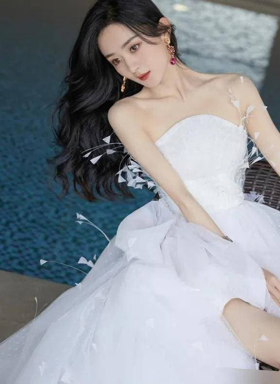 Đôi bông tai của Triệu Lệ Dĩnh bị rơi trước ống kính, phản ứng thông minh của cô khiến ai nấy phải khen ngợi 4