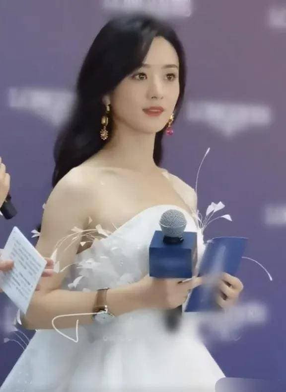 Đôi bông tai của Triệu Lệ Dĩnh bị rơi trước ống kính, phản ứng thông minh của cô khiến ai nấy phải khen ngợi 3
