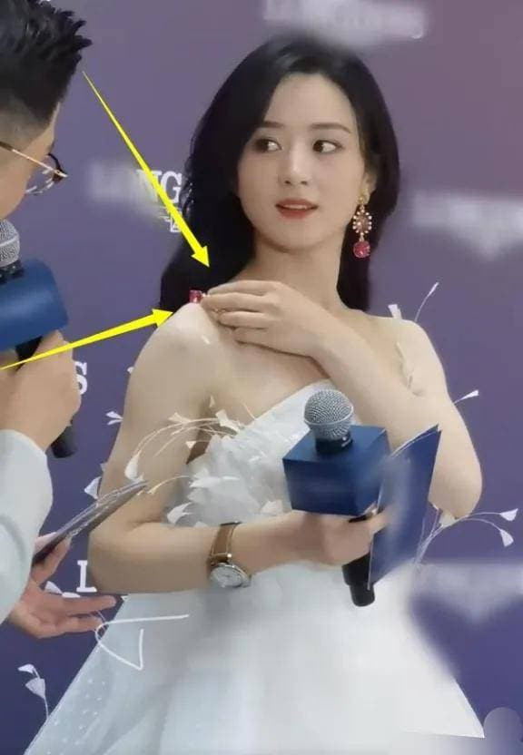 Đôi bông tai của Triệu Lệ Dĩnh bị rơi trước ống kính, phản ứng thông minh của cô khiến ai nấy phải khen ngợi 2