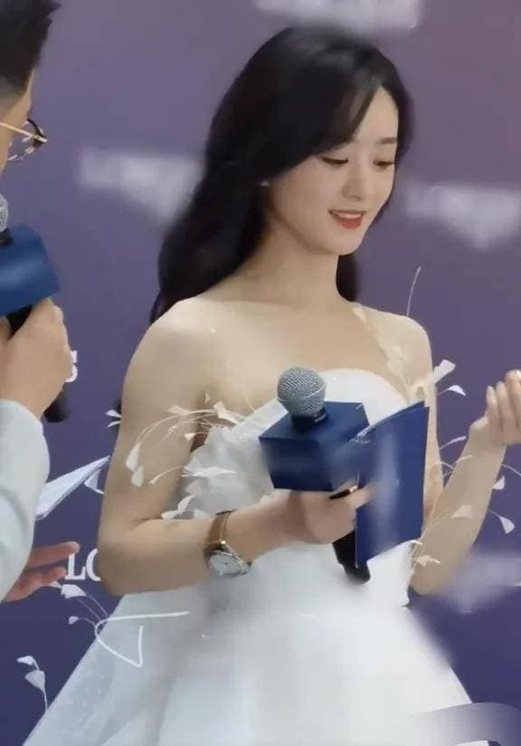 Đôi bông tai của Triệu Lệ Dĩnh bị rơi trước ống kính, phản ứng thông minh của cô khiến ai nấy phải khen ngợi 1